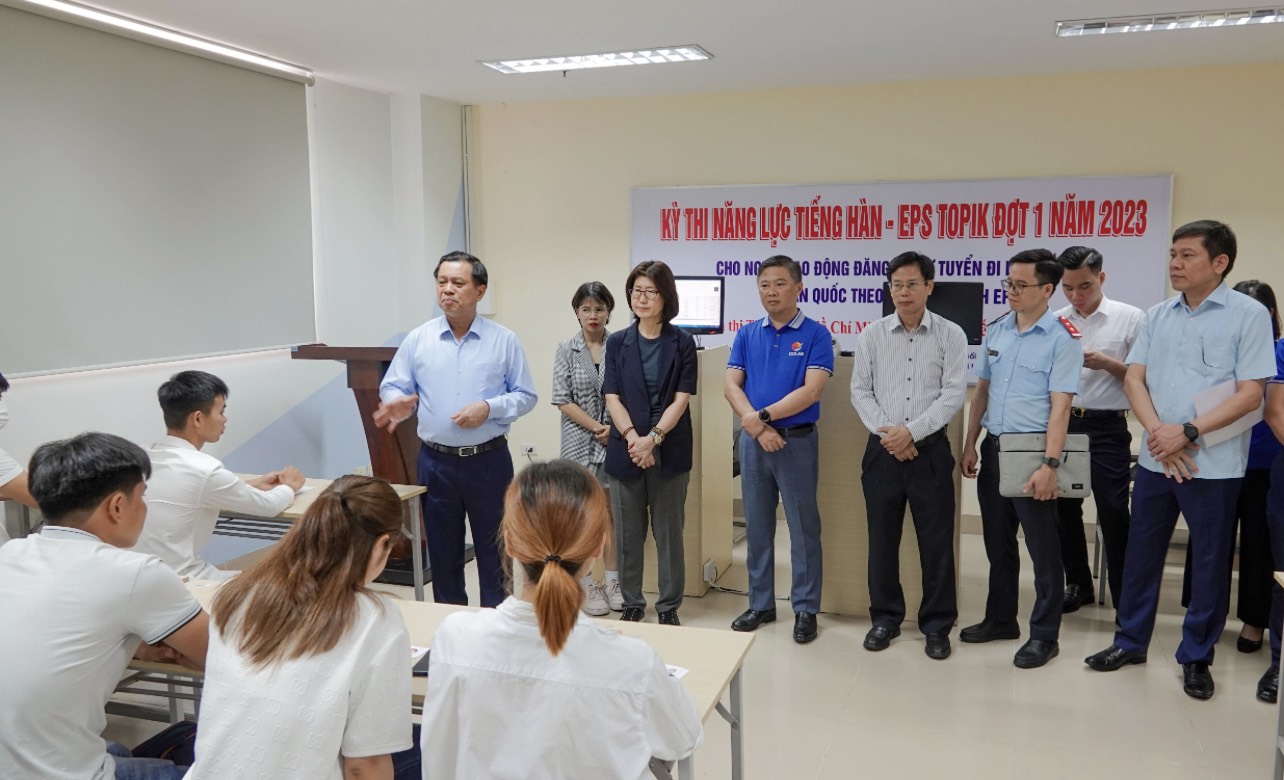 Thứ trưởng Nguyễn Bá Hoan kiểm tra công tác tổ chức kỳ thi tiếng Hàn theo chương trình EPS năm 2023
