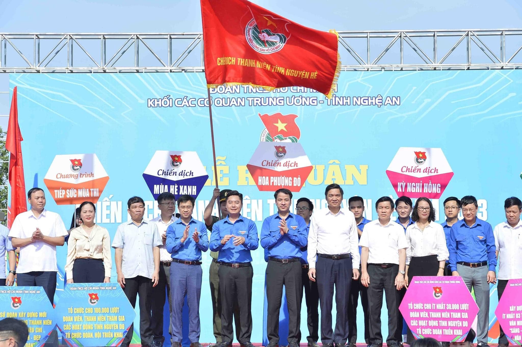 Đoàn thanh niên Bộ trao tặng 20 chiếc xe đạp cho các cháu thiếu nhi