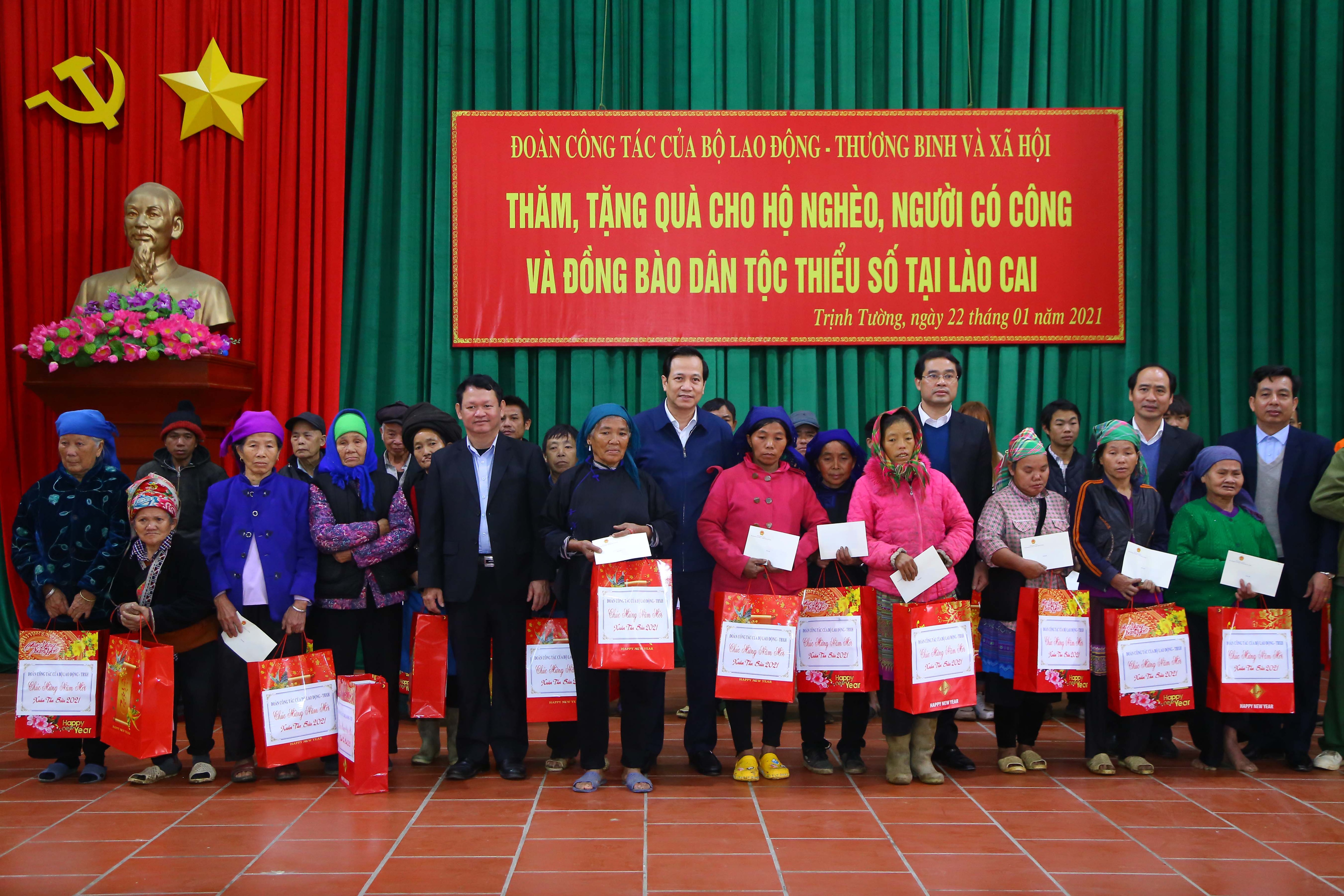 Bộ trưởng Đào Ngọc Dung thăm, tặng quà các đối tượng chính sách ở Lào Cai