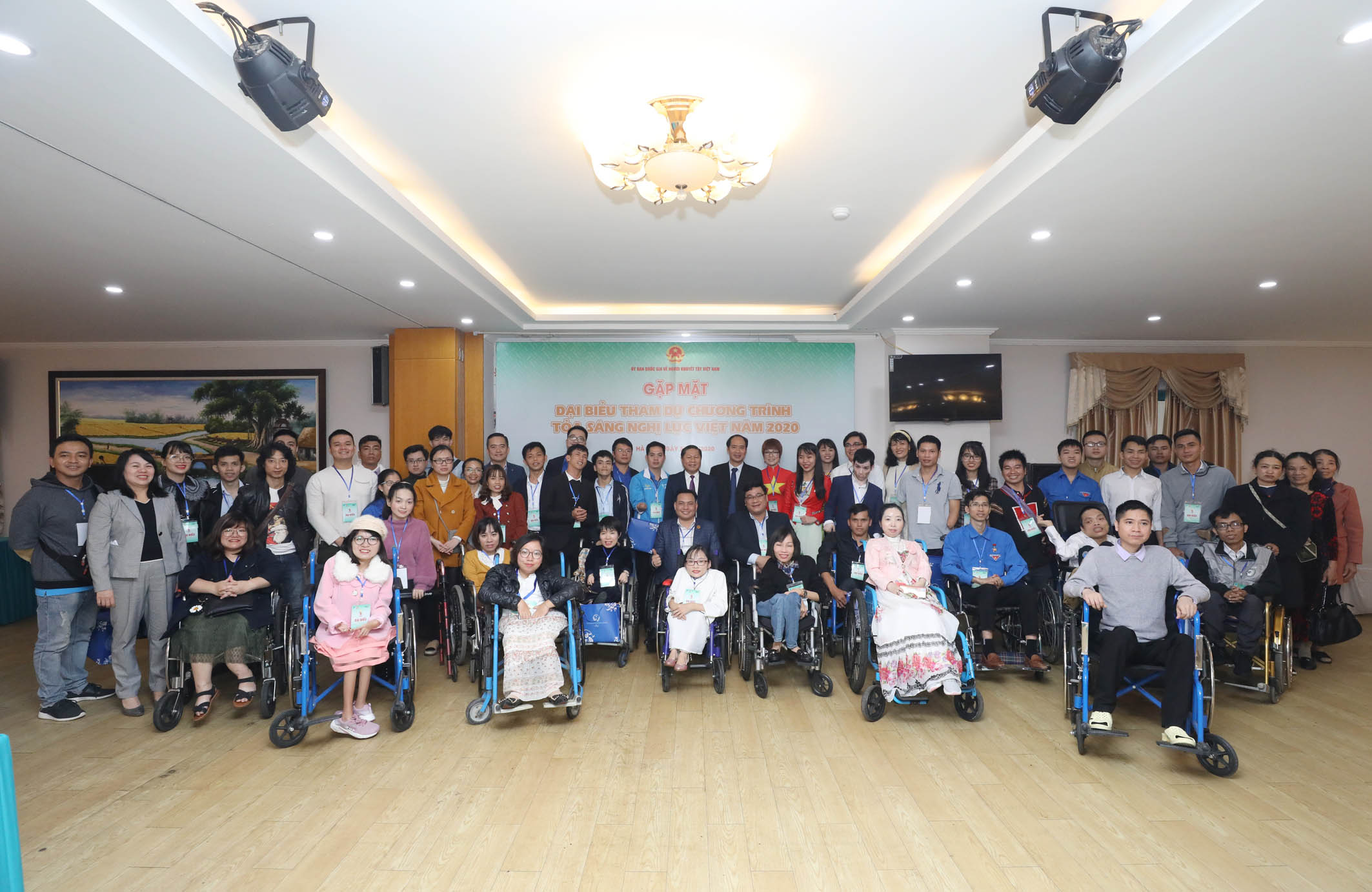 Thứ trưởng Lê Tấn Dũng gặp mặt 64 đại biểu người khuyết tật tham dự chương trình Tỏa sáng nghị lực Việt