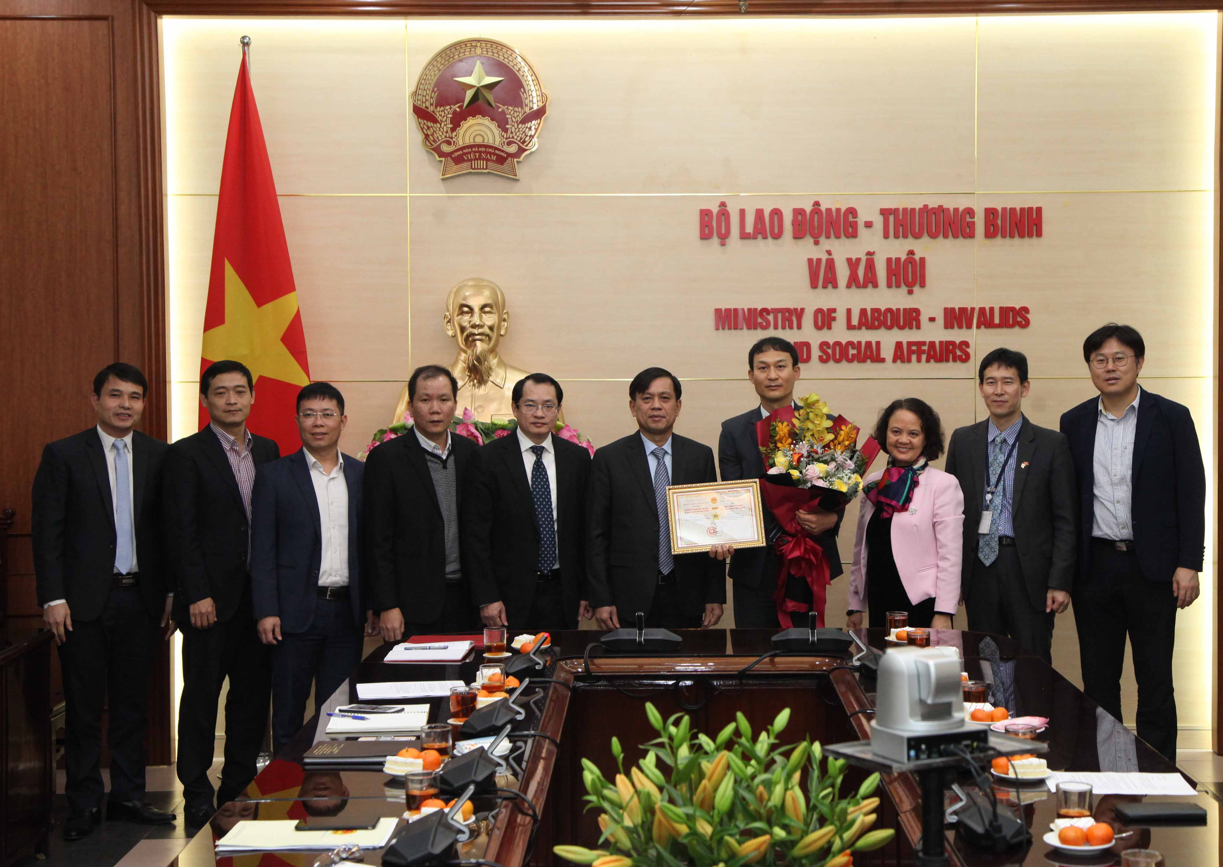 Trao tặng Kỷ niệm chương Vì sự nghiệp Lao động - Thương binh và Xã hội cho ông Ha Sang Jin, Trưởng đại diện Cơ quan Phát triển nguồn nhân lực Hàn Quốc tại Việt Nam