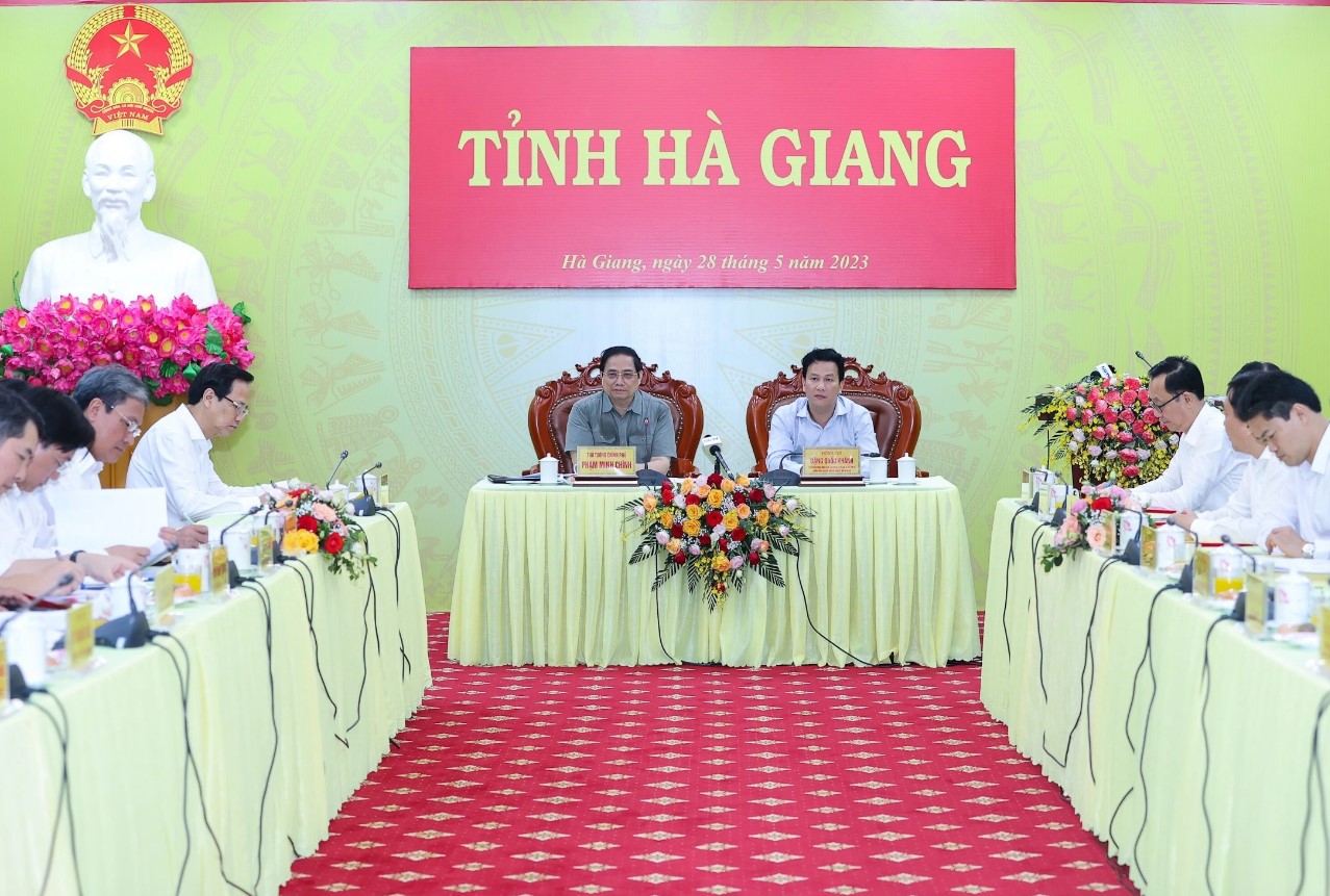Hà Giang cần triển khai dứt điểm chương trình rà phá bom mìn, tìm kiếm, quy tập hài cốt liệt sĩ