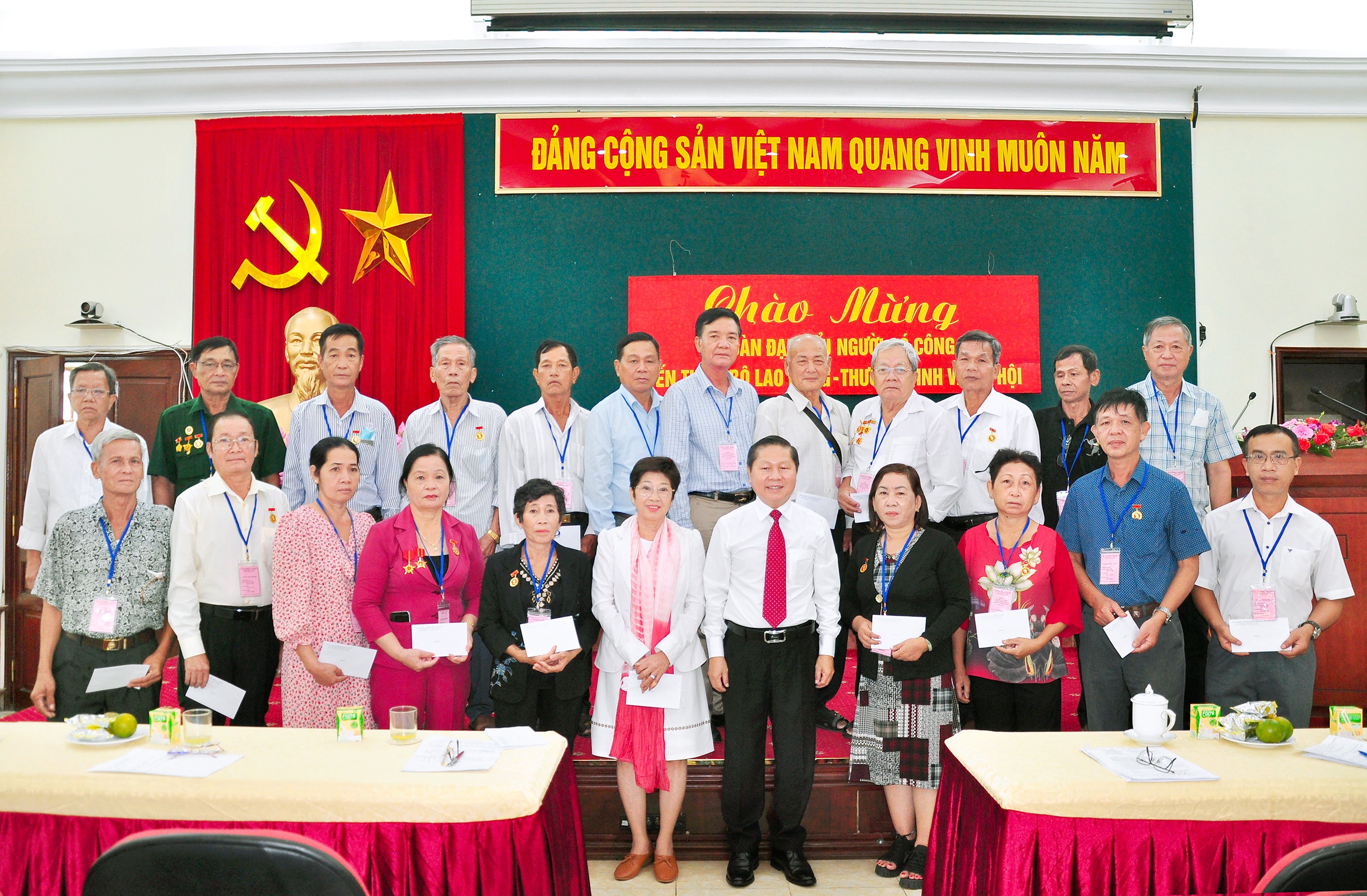 Thứ trưởng Lê Tấn Dũng tiếp Đoàn đại biểu Người có công với cách mạng tiêu biểu tỉnh Kiên Giang