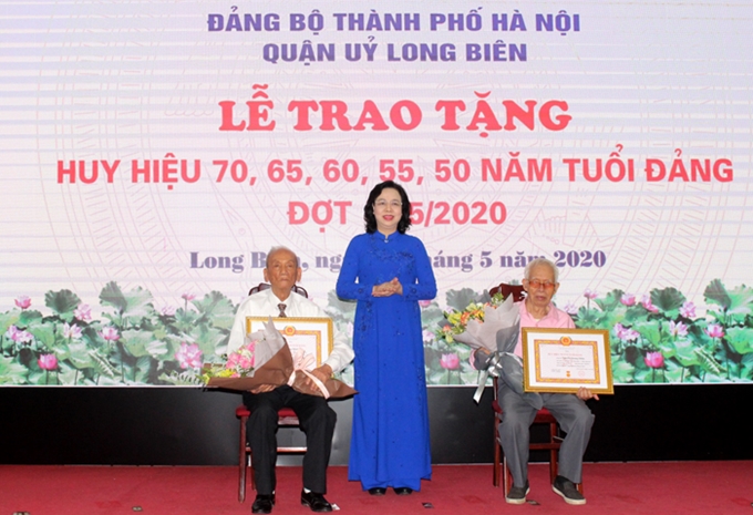 Hà Nội: Gần 6.100 đảng viên được trao Huy hiệu Đảng đợt 19/5
