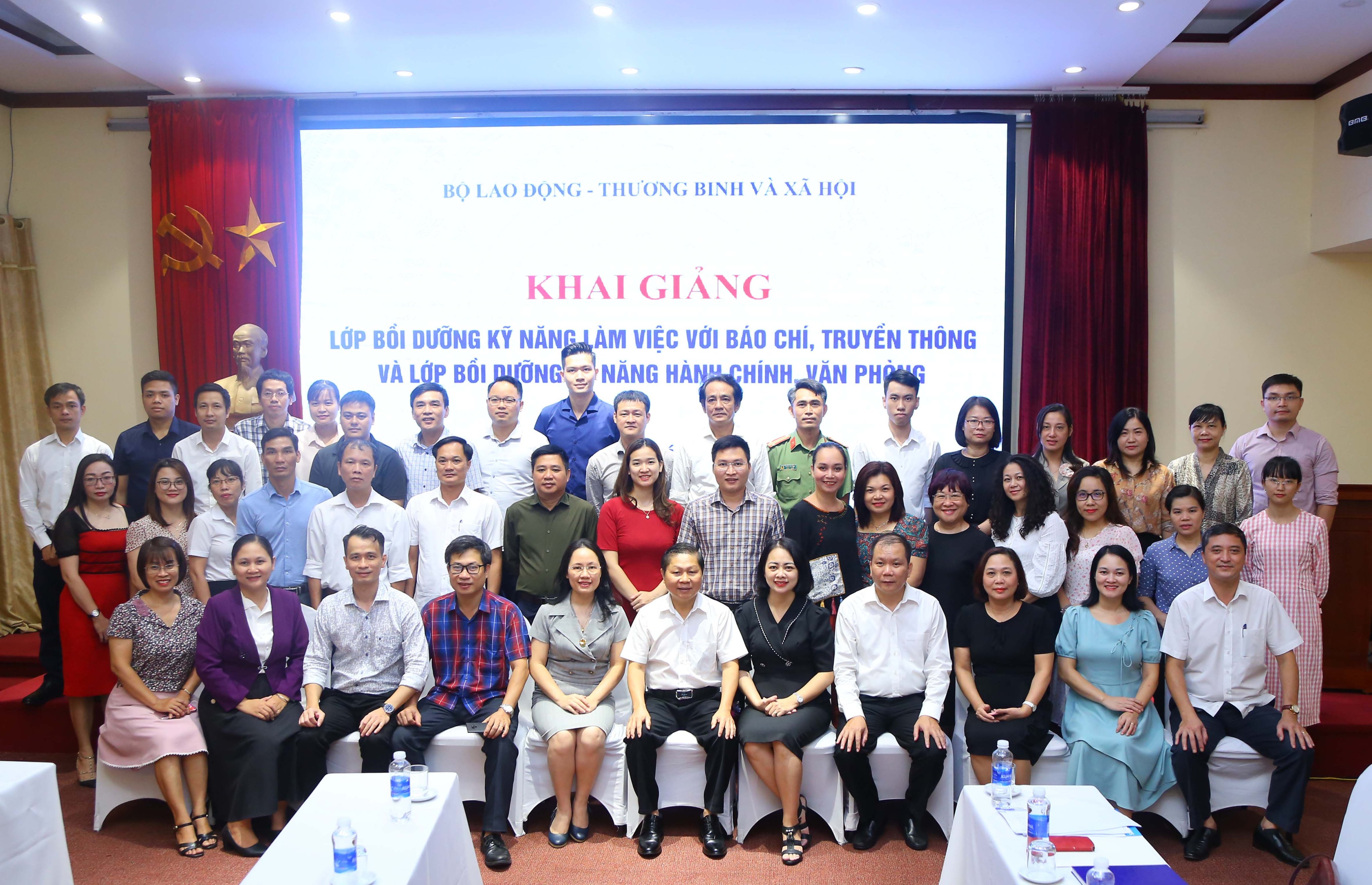 Khai giảng Lớp tập huấn “Bồi dưỡng kỹ năng làm việc với báo chí, truyền thông và Hành chính văn phòng”