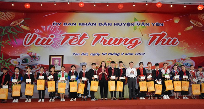 Phó Chủ tịch nước Võ Thị Ánh Xuân tặng quà Tết Trung thu cho trẻ em Yên Bái