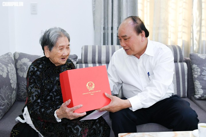 Chủ tịch nước tặng quà người có công dịp kỷ niệm 75 năm Ngày Thương binh - Liệt sĩ