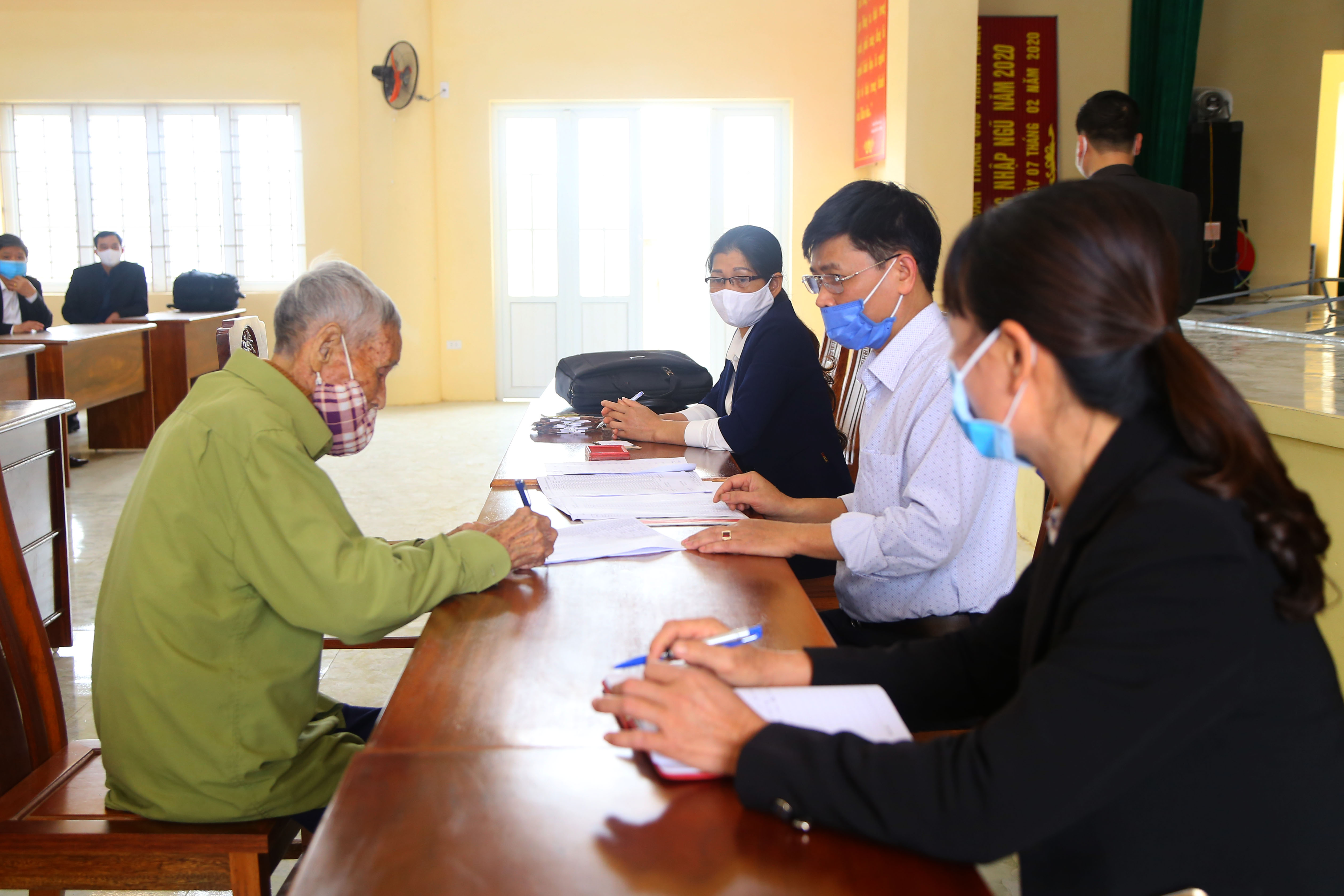 1.Người-dân-hộ-nghèo-xã-Nhân-Thịnh-làm-thủ-tục-nhận-tiền-hỗ-trợ.JPG