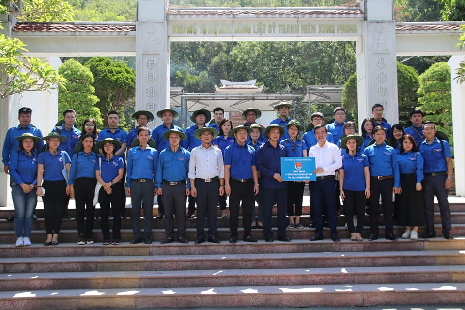 Doan-trao-tang-tinh-doan-10-suat-qua-và-600-cốc-nến-trị-giá-15-triệu-đồng.jpg