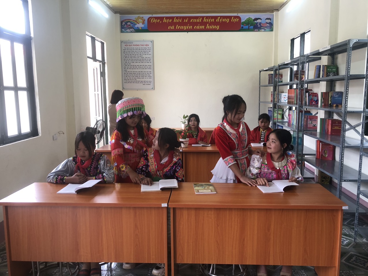 cac-em-hoc-sinh-trong-thu-vien.jpg