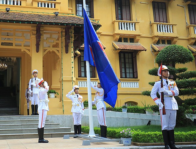 Lễ thượng cờ kỷ niệm 52 năm thành lập ASEAN  - Ảnh 1
