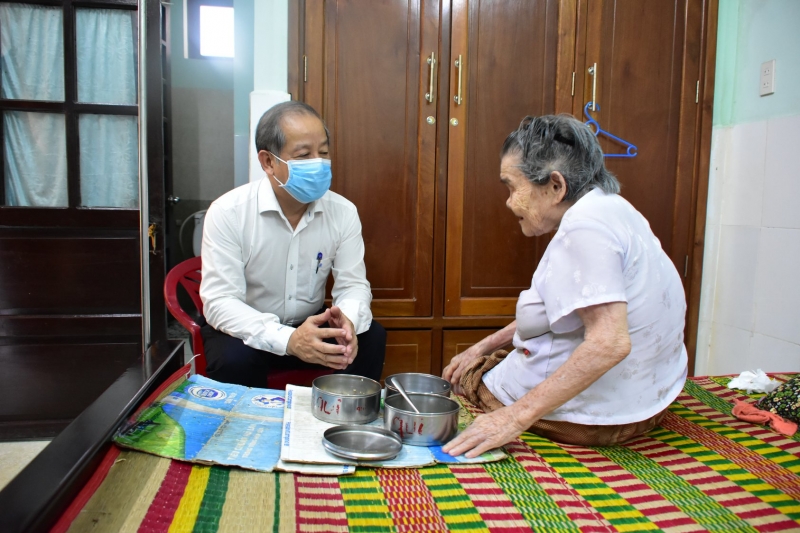 Lãnh đạo tỉnh Thừa Thiên Huế thăm hỏi người có công tại Trung tâm Điều dưỡng, chăm sóc người có công tỉnh. Ảnh chụp tháng 8/2020