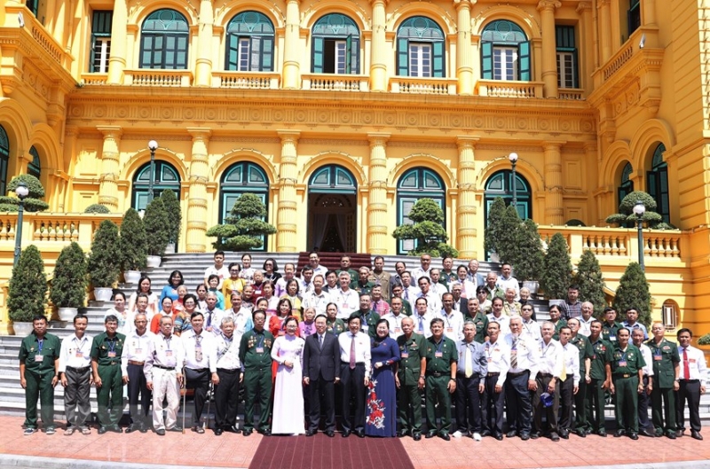 Chủ tịch nước chụp ảnh lưu niệm cùng các đại biểu.