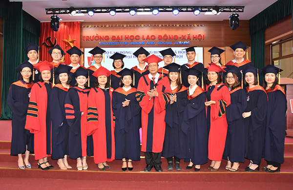 Trường Đại học Lao động – Xã hội bế giảng và trao bằng thạc sĩ niên khóa 2018 – 2020 - Ảnh 1.