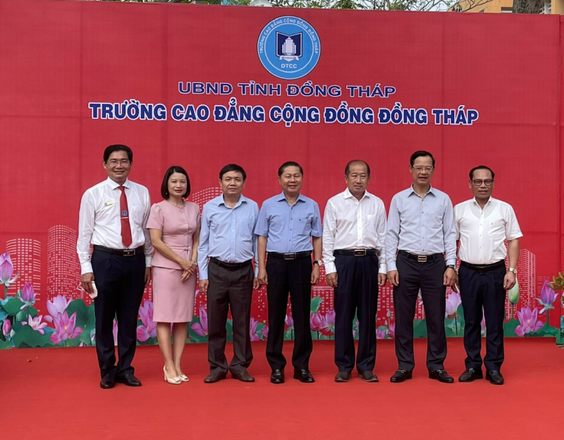Đoàn công tác của Bộ LĐ-TB&XH chụp hình lưu niệm cùng lãnh đạo tỉnh Đồng Tháp,...