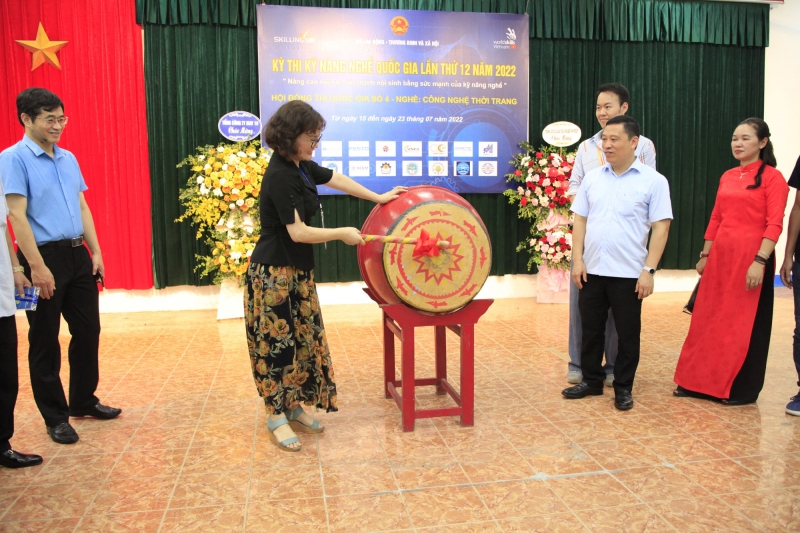PGS.TS Nguyễn Thị Việt Hương, Phó tổng cục Trưởng Tổng Cục GDNN đánh trống khai mạc kỳ thi