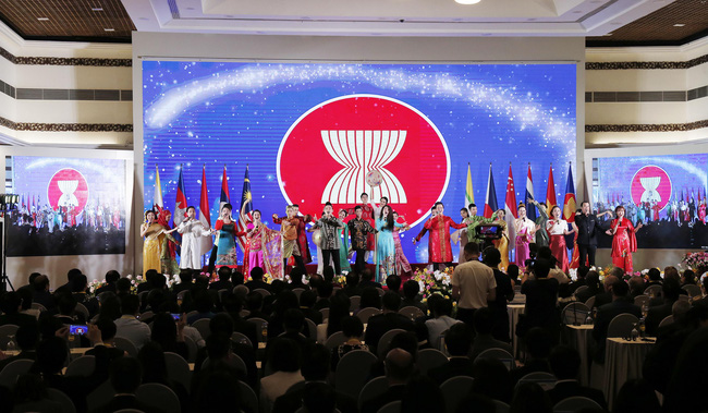 Hội nghị Cấp cao ASEAN 36: Thể hiện bản lĩnh, tranh thủ hiệu quả cơ hội, vững vàng vượt qua thử thách - Ảnh 4.