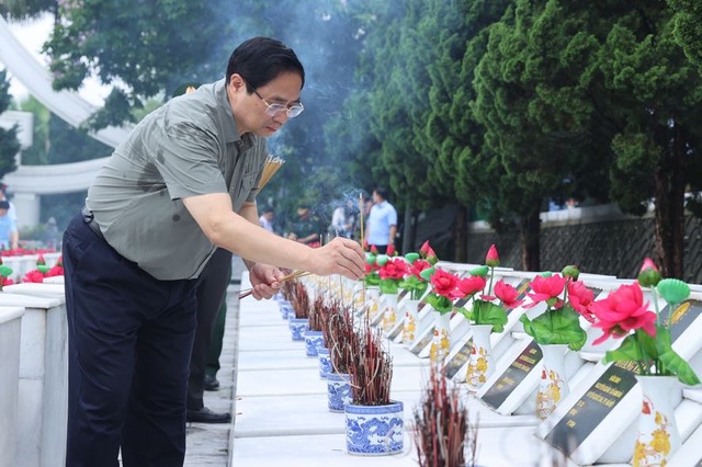 Thủ tướng dâng hương phần mộ liệt sĩ - Ảnh: VGP/Nhật Bắc