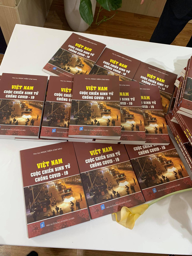 Giới thiệu cuốn sách "Việt Nam - Cuộc chiến sinh tử chống covid-19" - Ảnh 4. Giới thiệu cuốn sách "Việt Nam - Cuộc chiến sinh tử chống covid-19" - Ảnh 4.