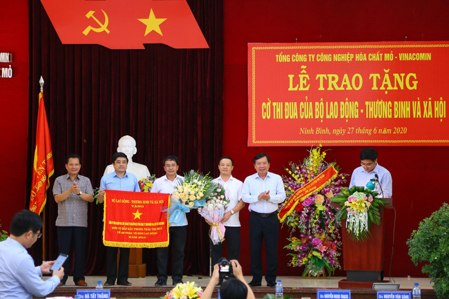 Ủy ban về các vấn đề xã hội của Quốc hội làm việc tại Công ty Công nghiệp hóa chất mỏ Bắc Trung Bộ - Ảnh 2.
