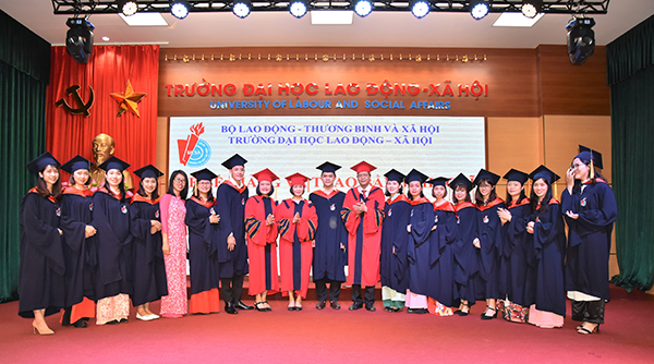 Trường Đại học Lao động – Xã hội bế giảng và trao bằng thạc sĩ niên khóa 2018 – 2020 - Ảnh 3.