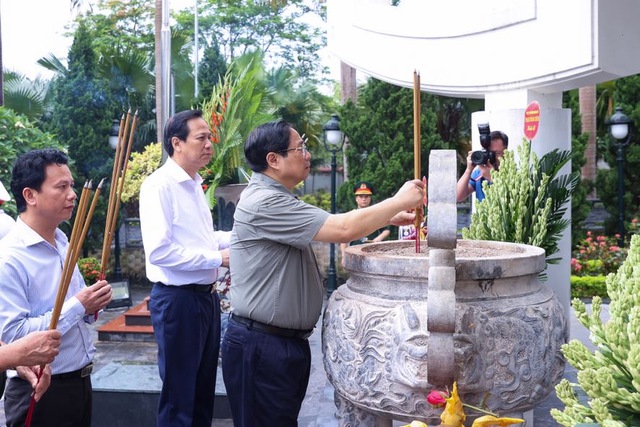 Thủ tướng Phạm Minh Chính và đoàn công tác dâng hoa tưởng nhớ các liệt sĩ - Ảnh: VGP/Nhật Bắc