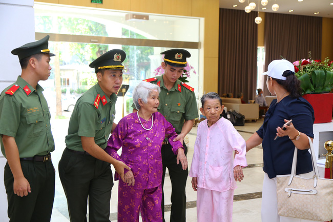 Gặp mặt Mẹ Việt Nam Anh hùng toàn quốc – Điểm nhấn trong các hoạt động tri ân - Ảnh 1. Gặp mặt Mẹ Việt Nam Anh hùng toàn quốc – Điểm nhấn trong các hoạt động tri ân - Ảnh 1.