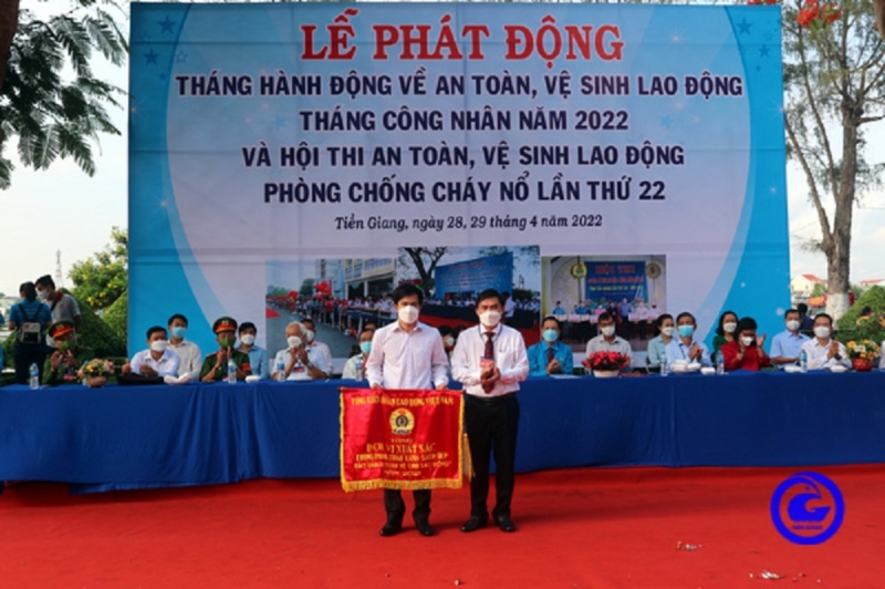 Phó Chủ tịch UBND tỉnh Tiền Giang Nguyễn Văn Mười trao Cờ thi đua của Tổng LĐLĐ Việt Nam cho doanh nghiệp.