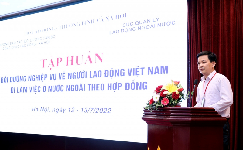 Ông Lê Đức Quang, Phó Hiệu trưởng Trường Đào tạo, bồi dưỡng cán bộ, công chức lao động – xã hội phát biểu tại lễ tập huấn
