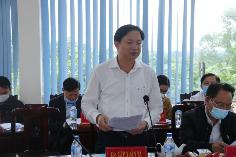 Ông Cáp Xuân Tá, Phó Chủ tịch UBND huyện Hải Lăng báo cáo với Đoàn côn tác