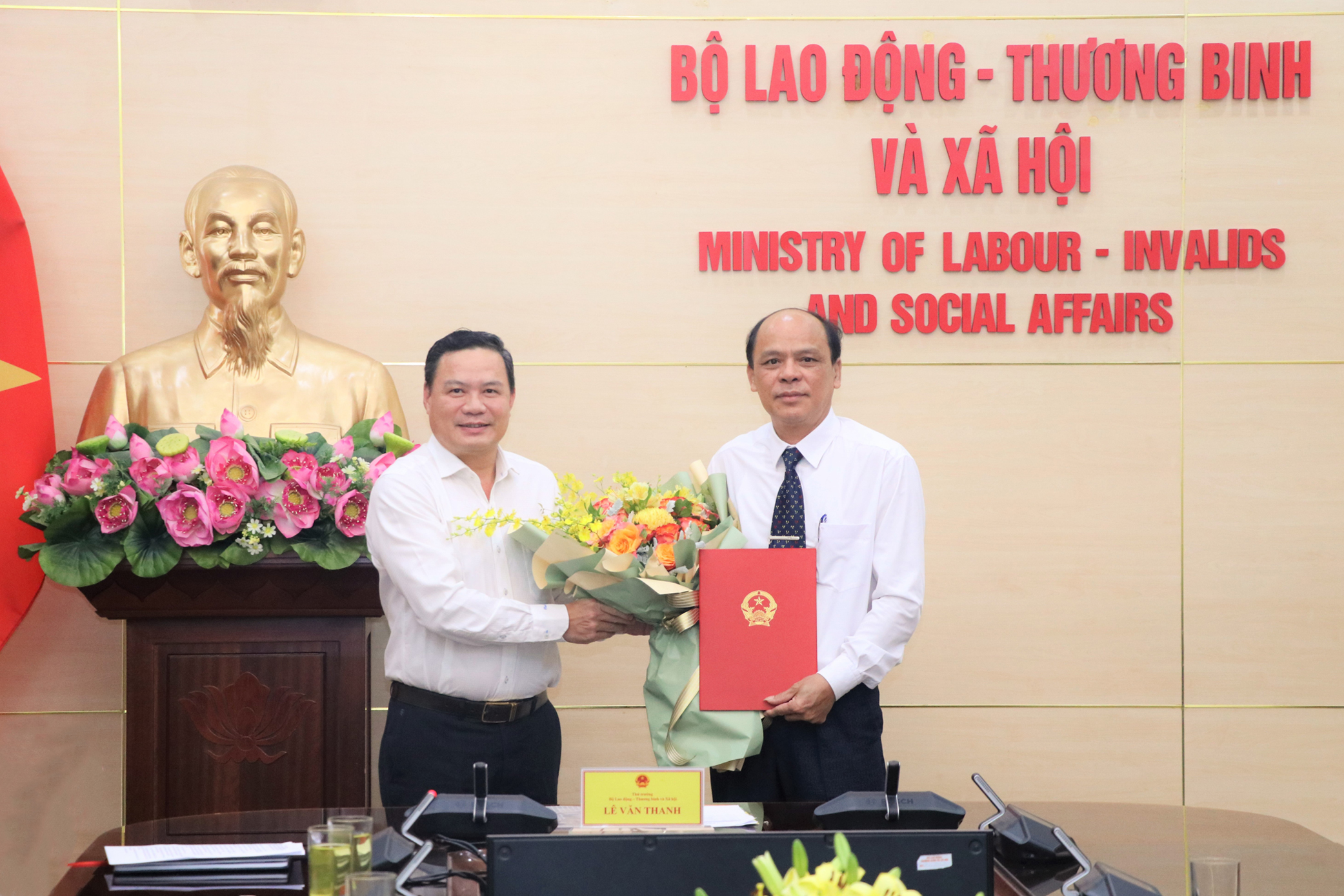 Thứ trưởng Lê Văn Thanh trao Quyết định nghỉ hưởng chế độ bảo hiểm xã hội cho Phó Hiệu trưởng Trường Cao đẳng nghề Kỹ thuật công nghệ