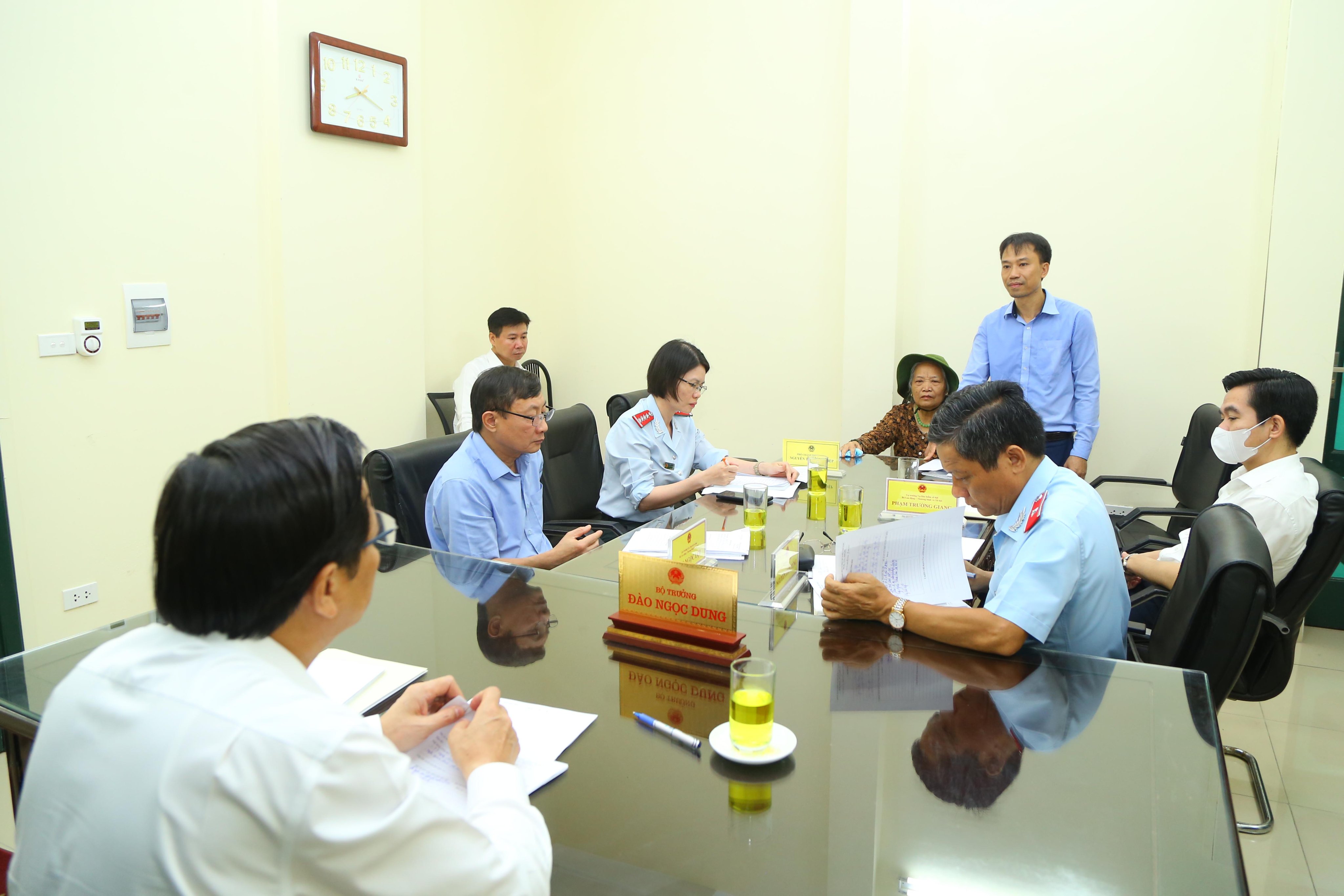 Bộ trưởng Đào Ngọc Dung tiếp công dân định kỳ tháng 9