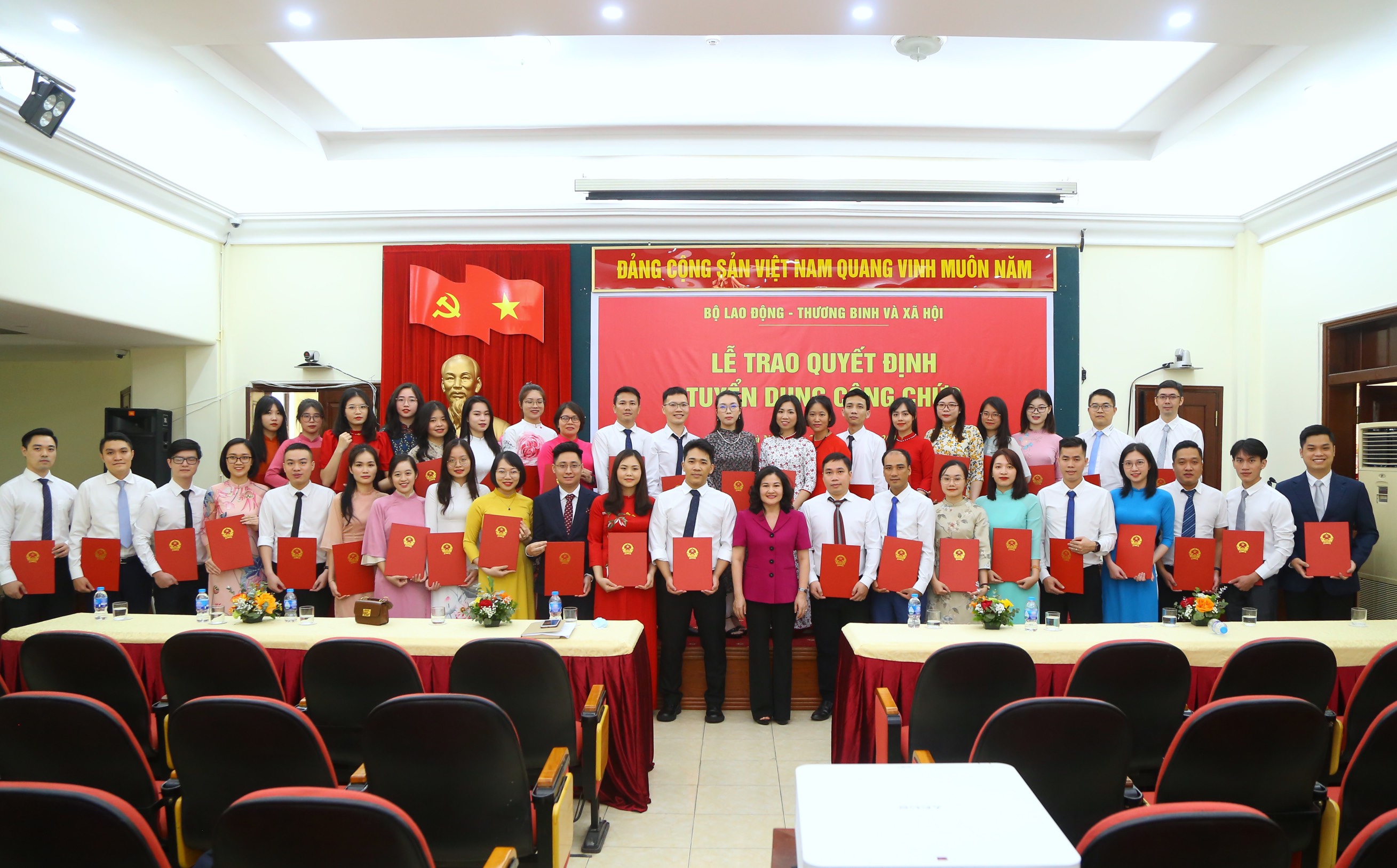 Bộ LĐTBXH trao Quyết định tuyển dụng đối với công chức trúng tuyển trong kỳ thi năm 2022