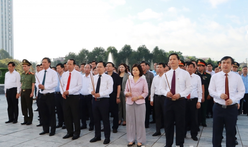 Lãnh đạo tỉnh Bắc Ninh dâng hương tưởng niệm các Anh hùng Liệt sĩ