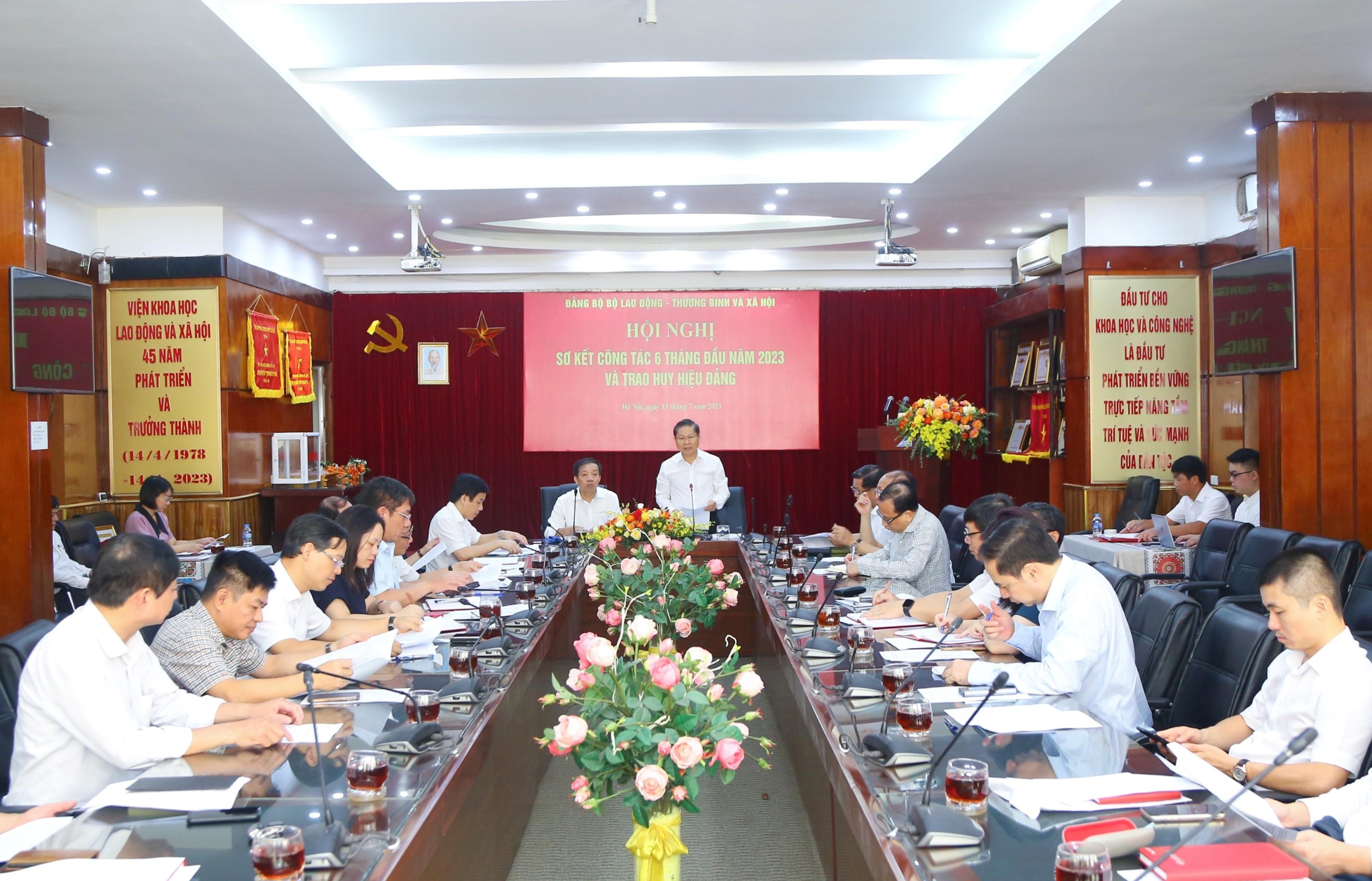 Đảng ủy Bộ tổ chức Hội nghị sơ công tác 6 tháng đầu năm 2023 và trao tặng Huy hiệu Đảng