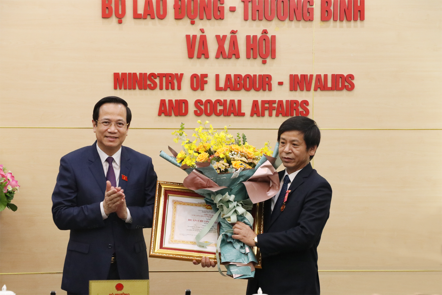 Bộ LĐTBXH tổ chức Lễ trao tặng Huân chương Lao động Hạng Nhì cho đồng chí Trịnh Minh Chí