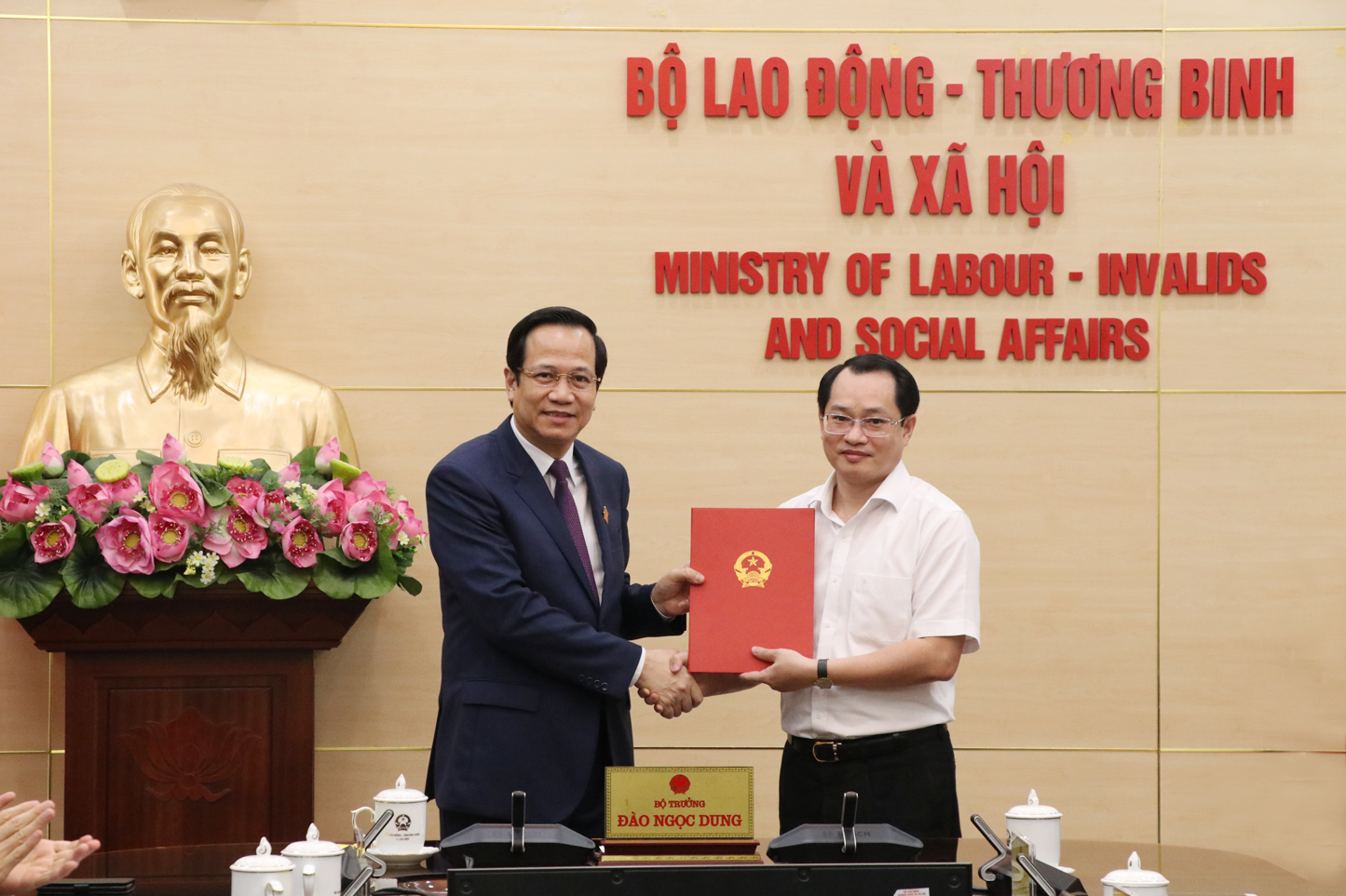 Bộ trưởng Đào Ngọc Dung trao Quyết định điều động, bổ nhiệm Vụ trưởng Vụ Tổ chức Cán bộ