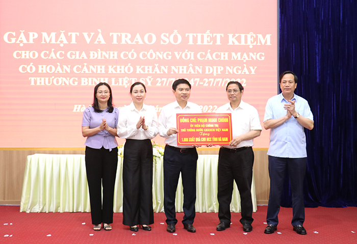 Thủ tướng Phạm Minh Chính gặp mặt và tặng sổ tiết kiệm cho người có công tỉnh Hà Nam