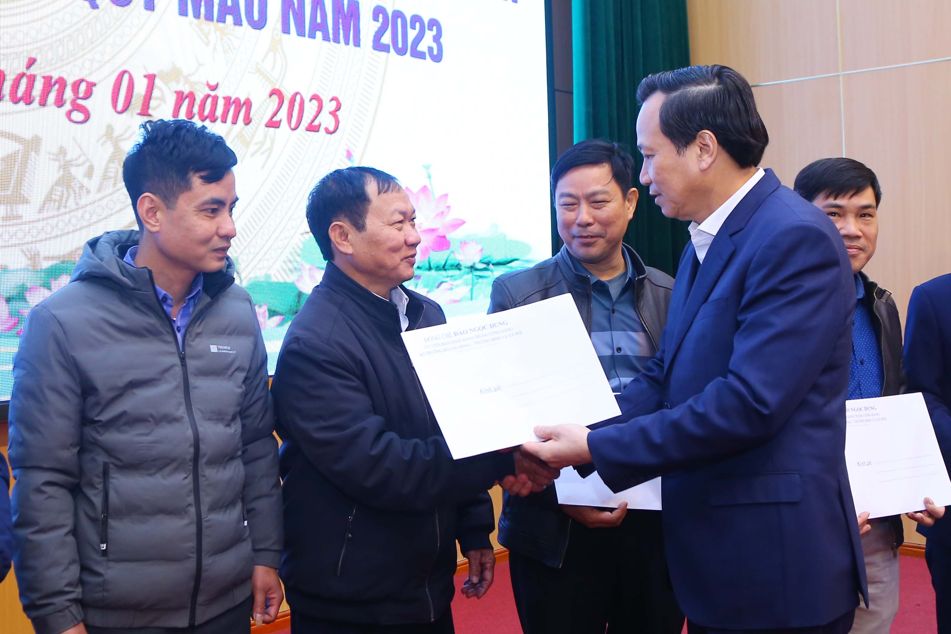 Bộ trưởng Đào Ngọc Dung tặng quà đối tượng chính sách và trẻ em tỉnh Hà Nam