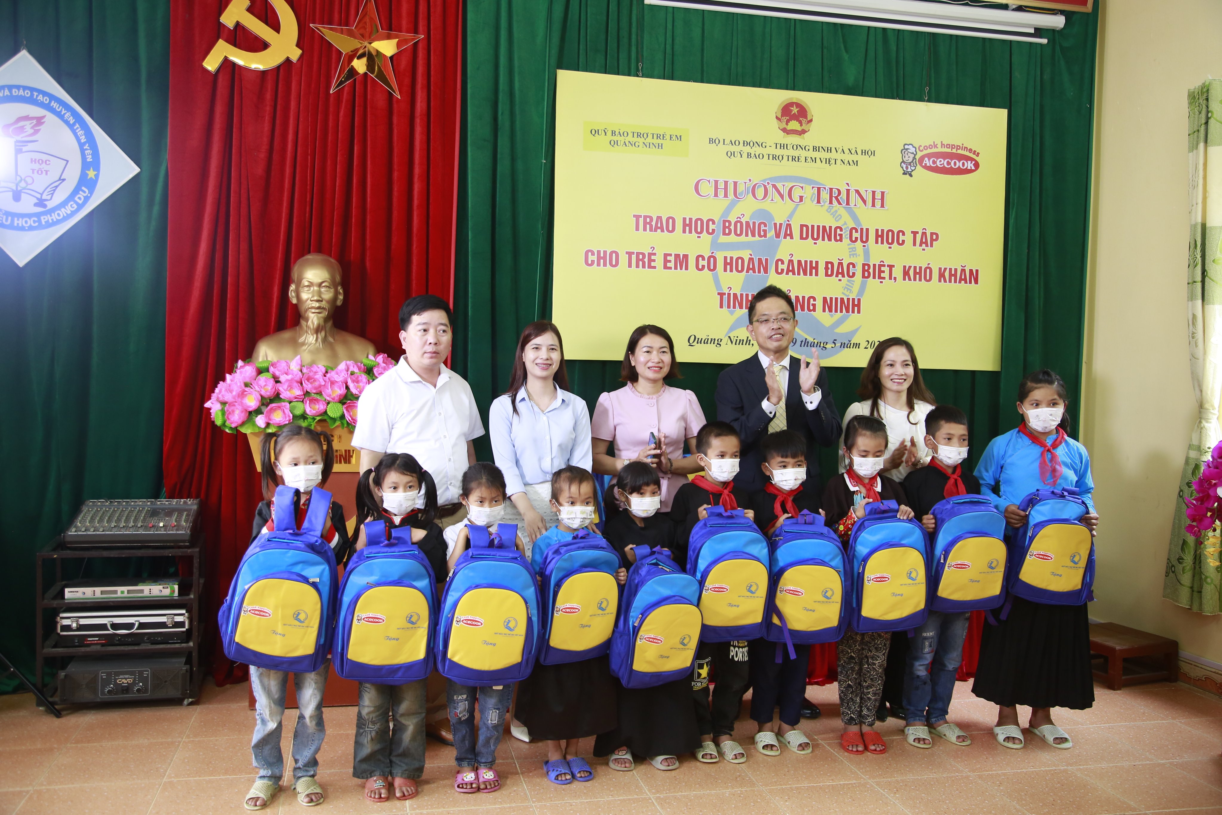 Quỹ Bảo trợ Trẻ em Việt Nam và Acecook Việt Nam triển khai chương trình “Gói mì hạnh phúc”, trao học bổng và dụng cụ học tập tại Quảng Ninh