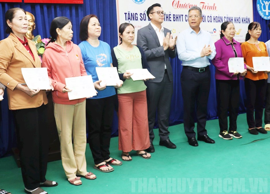 Tp. Hồ Chí Minh: Tặng sổ Bảo hiểm xã hội và thẻ bảo hiểm y tế cho người dân có hoàn cảnh khó khăn