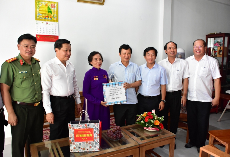 Phó Thủ tướng Lê Minh Khái thăm, tặng quà người có công, gia đình chính sách tại Thừa Thiên Huế