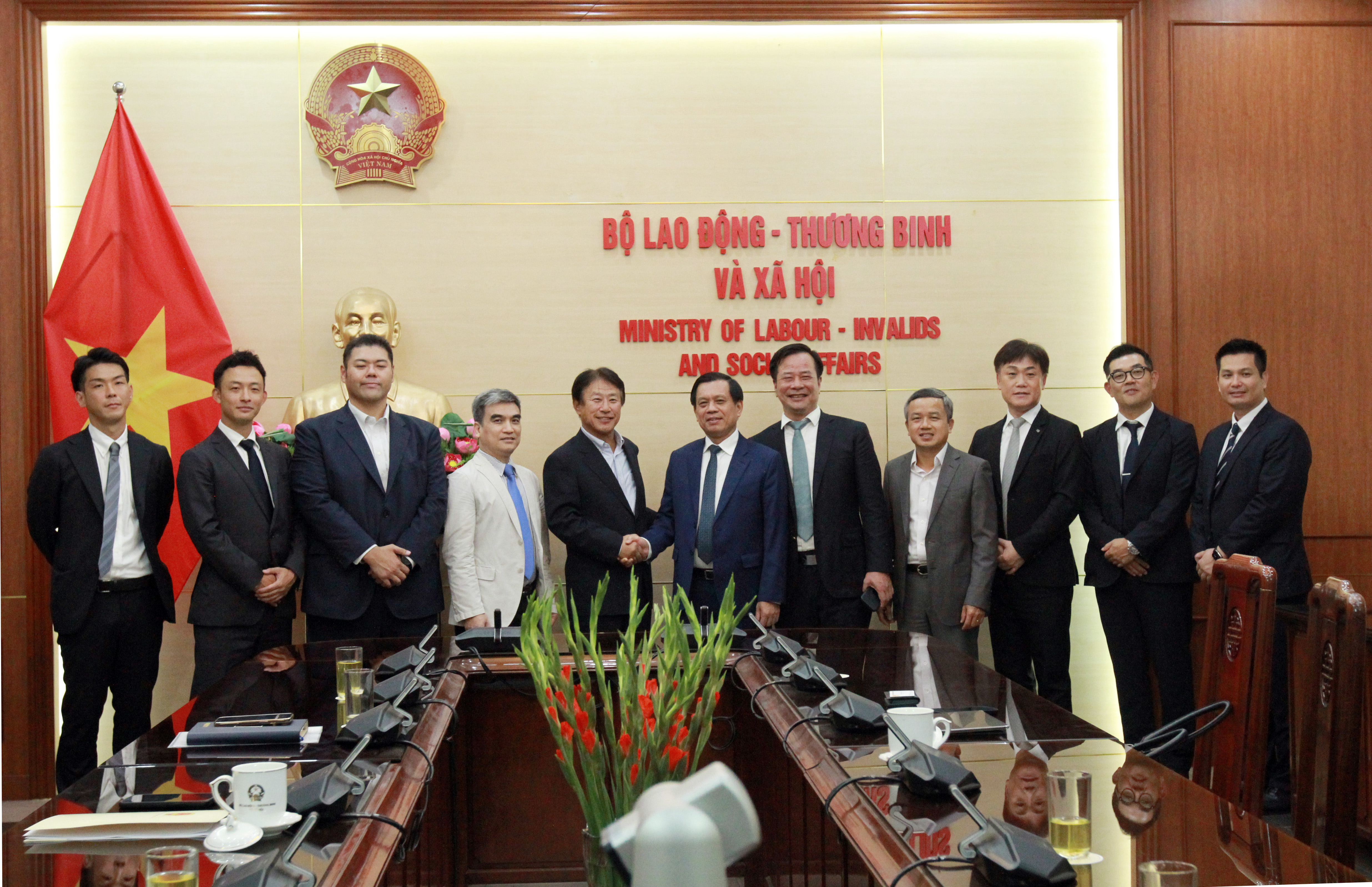 Thứ trưởng Nguyễn Bá Hoan tiếp ông Tarutoko Shinji - Công ty Cổ phần Viện nghiên cứu, nguyên Bộ trưởng Bộ Nội vụ Nhật Bản